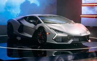 Clip Lamborghini giới thiệu Revuelto